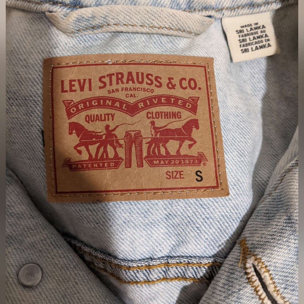 Levi's - Ex-Boyfriend Trucker Jacket Denim with Embroidered Floral Back | Small - Picture 14 of 16